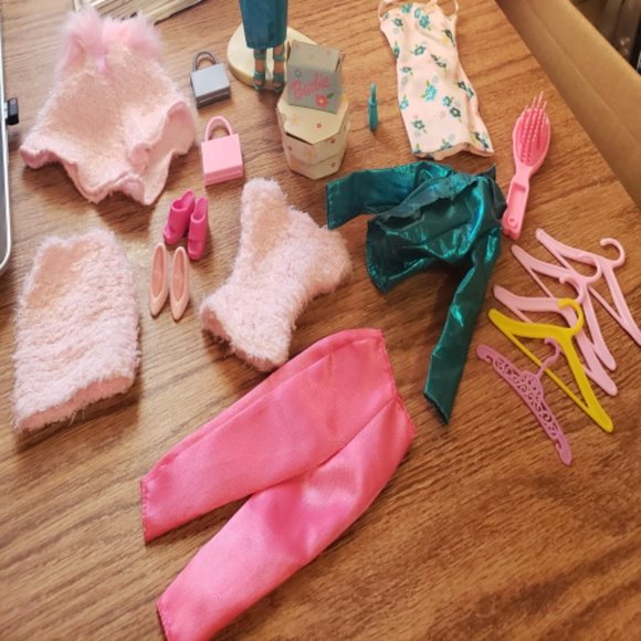 Retired 19/99 Vintage Fashion Fur Designer Barbie - Picture 2 of 3